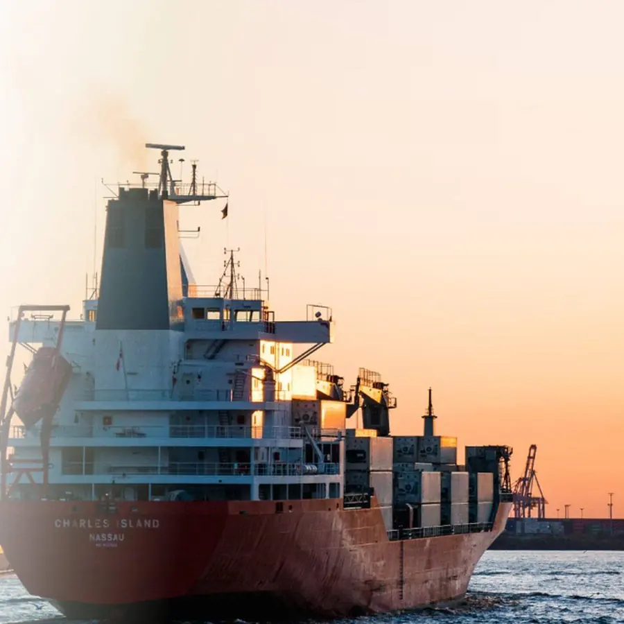 Navire au mouillage pour opérations de barging