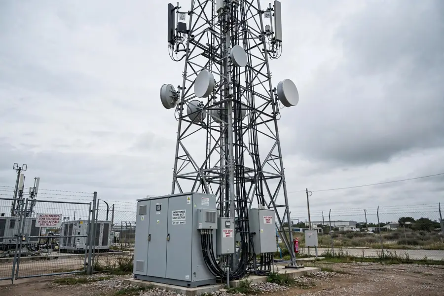 Pylône télécoms et armoire technique sur un site isolé